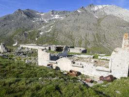 Ligne Maginot - FREJUS - (Casernement) - Ruine du baraquement infirmerie.