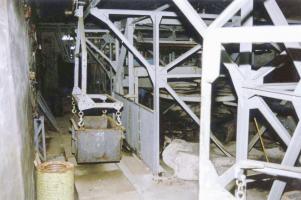Ligne Maginot - PAS DU ROC - (Ouvrage d'artillerie) - Avec l'une des bennes en position.
Le cable et les pylônes ont été démontés (2000)