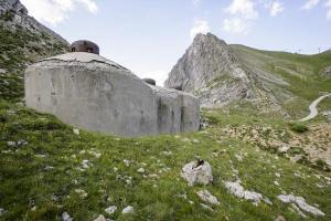 Ligne Maginot - PAS DU ROC - (Ouvrage d'artillerie) - Bloc 1
Les terrassements ne sont pas achevés, seule la dalle aurait du émerger du sol