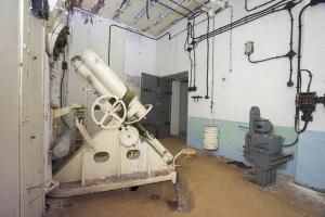 Ligne Maginot - PAS DU ROC - (Ouvrage d'artillerie) - Bloc 4
Chambre de tir vers Arrondaz
Mortier de 81 mle 32
La noria d'alimentation est visible sur la droite de la photo