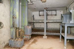 Ligne Maginot - PAS DU ROC - (Ouvrage d'artillerie) - Bloc 4
Magasin à munition en sous sol
La partie basse des norias d'alimentation des mortiers. Noter la présence de couchages pour les artilleurs.