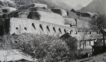 Ligne Maginot - Téléphérique SAPEY-REPLATON (Recette basse) (Divers) - Le fort du Replaton vu depuis le casernement de paix. On aperçoit sur les dessus la recette basse du téléphérique 