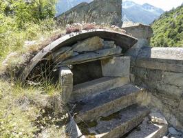 Ligne Maginot - REPLATON (QUARTIER ARC - 71° BAF) - (Position d'artillerie préparée) - Poste de tir aménagé contre le mur d'enceinte derrière la batterie C