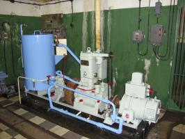 Ligne Maginot - SAINT GOBAIN - (Ouvrage d'infanterie) - L'usine électrique
Le groupe auxiliaire CLM 1PJ65 entrainant le compresseur assurant le gonflage des bouteilles d'air de lancement des moteurs de l'usine et une génératrice 110V continus pour l'éclairage de l'usine