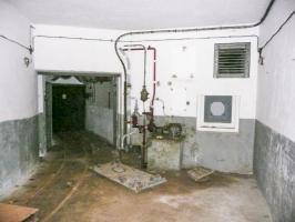 Ligne Maginot - SAPEY - (Ouvrage d'artillerie) - Le hall d'entrée
Avec en fond la pompe à gasoil permettant le refoulement de celui ci vers les cuves de l'ouvrage