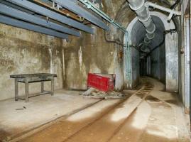 Ligne Maginot - SAPEY - (Ouvrage d'artillerie) - Blocs 1 et 2
Décochement de la galerie en face du magasin à munitions. 
Cet espace servait à stocker les caisses de munition vides. Au plafond se trouvent deux réservoirs d'eau potable de 1100 litres et 2100 litres.