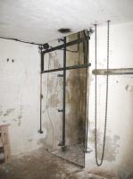 Ligne Maginot - SAPEY - (Ouvrage d'artillerie) - Bloc 2
Le monte-charge au niveau du local de récupération des douilles vides (étage inférieur).