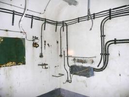 Ligne Maginot - SAPEY - (Ouvrage d'artillerie) - PC de l'ouvrage
Noter l'utilisation d'un central TM 32 mural non compatible avec les connexions multiples nécessaires aux centraux tir des PC d'artillerie. Ce central était vraisemblablement un central d'observation