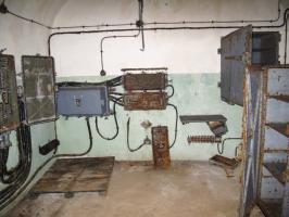 Ligne Maginot - SAPEY - (Ouvrage d'artillerie) - Le central téléphonique
Noter l'utilisation de deux panneaux muraux TM32 (48 directions) et d'un carter étanche pour 16 directions, probablement réservé aux communications du PC tir.