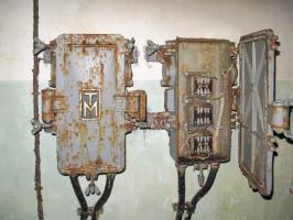 Ligne Maginot - SAPEY - (Ouvrage d'artillerie) - Central téléphonique
Boitiers de translateurs. 
L'utilisation de ces équipements spéciaux laisse deviner que le nombre de lignes extérieures n'est pas suffisant par rapport aux besoins de l'ouvrage.