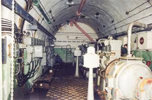 Ligne Maginot - SAPEY - (Ouvrage d'artillerie) - L'usine électrique - Etat en 1993
Moteurs CLM 308
Nb, le moteur au premier plan est partiellement démonté, il manque un cylindre