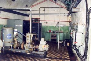 Ligne Maginot - SAPEY - (Ouvrage d'artillerie) - L'usine électrique (État en 1993)
Le groupe auxiliaire CLM 1PJ65 avec le compresseur à air pour le démarrage des moteurs et la génératrice alimentant l'éclairage de secours