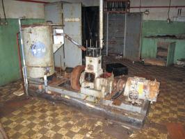 Ligne Maginot - SAPEY - (Ouvrage d'artillerie) - L'usine électrique
Le CLM 1PJ65 avec sa génératrice et le compresseur attelé 
Les vandales et le temps ont fait leur oeuvre
