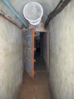 Ligne Maginot - SAPEY - (Ouvrage d'artillerie) - Entrée depuis l'ancien abri caverne Séré de Rivières extérieur au fort.
Cette entrée-issue de secours se trouve au fond de l'abri
Les cables au plafond sont les arrivées de téléphone desservant l'ouvrage