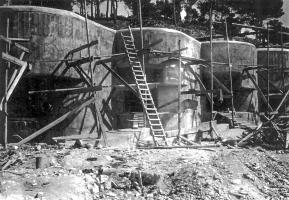 Ligne Maginot - ROQUEBRUNE - CORNILLAT - (Ouvrage d'artillerie) - Construction de l'ouvrage
Vue des créneaux de 75. Noter les crochets présents sur toute la façade.