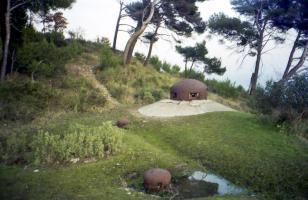 Ligne Maginot - ROQUEBRUNE - CORNILLAT - (Ouvrage d'artillerie) - Bloc 1
La cloche GFM et deux prises d’air