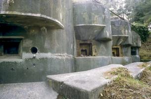 Ligne Maginot - ROQUEBRUNE - CORNILLAT - (Ouvrage d'artillerie) - Bloc 3
Le premier créneau est le créneau d'observation,  suivi de deux créneaux de 75 mle 31 et d'un créneau pour jumelage de mitrailleuses Reibel