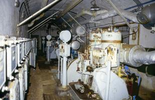 Ligne Maginot - ROQUEBRUNE - CORNILLAT - (Ouvrage d'artillerie) - L'usine électrique
Moteur diesel Alsthom de 89 CV et alternateur Alsthom