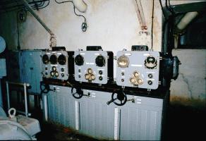 Ligne Maginot - ROQUEBRUNE - CORNILLAT - (Ouvrage d'artillerie) - L'usine électrique
Tableau de commande des alternateurs Alsthom avec feux tournants. Noter le parfait état de l'équipement