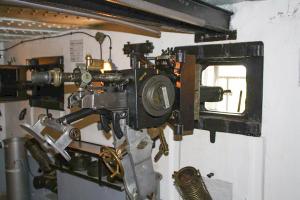 Ligne Maginot - OBERROEDERN SUD - RIEFFEL - (Casemate d'infanterie - Double) - Chambre de tir Sud
Jumelage de mitrailleuses Reibel MAC 31 partiellement effacé 