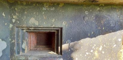 Ligne Maginot - ASCHBACH EST - O2 - (Casemate d'infanterie - double) - Chambre de tir nord-ouest
Marquage d'impacts au-dessus du créneau JM daté du 20/09/1940