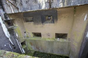 Ligne Maginot - BOIS de HOFFEN Ouest ( Casemate d'infanterie ) - Les créneaux pour jumelage de mitrailleuses et canon antichar en partie haute avec un créneau pour FM à gauche
Les deux créneaux pour mortier de 81 mm en partie basse dans le fossé, avec sur la gauche la sortie de secours du bloc.