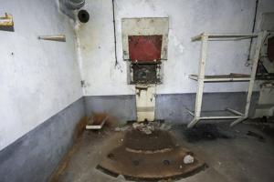 Ligne Maginot - BOIS de HOFFEN Ouest (Casemate d'infanterie) - La chambre de tir de l'étage inférieur, 
L'un des emplacements pour mortier de 81 mm