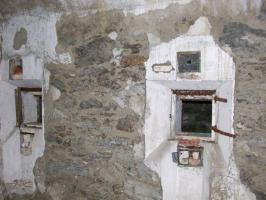 Ligne Maginot - SAPEY (30° DBAF ET 164° RAP) - (PC de Sous-Secteur) - Le système d'éclairage du magasin à poudre, vu depuis la galerie périphérique.
Les lampes étaient mises en place depuis la galerie, un verre étanche du coté magasin permettant d'éviter tout contact de la flamme avec une atmosphère pouvant être explosive.
Les trous au dessus des logements des lampes sont les sorties des fumées.