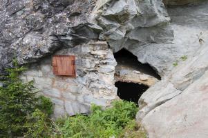 Ligne Maginot - SAPEY (REDOUTE DU) - (Position d'artillerie préparée) - L'entrée de chambre de tir pour la défense du pont-levis
Éboulement de roc