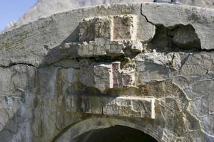 Ligne Maginot - VALLEE ETROITE - (Ouvrage d'infanterie) - Le bloc d'entrée
Le fronton de la galerie d'accès  avec l'insigne de la Savoie sur lequel est gravé 71e BAF
Sous l’écusson de Savoie, la devise « On ne passe
pas ».