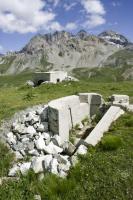 Ligne Maginot - VALLEE ETROITE - (Ouvrage d'infanterie) - Entrée auxiliaire
La trappe d’accès à l’ouvrage et le bloc 2 à l'arrière plan