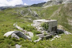 Ligne Maginot - VALLEE ETROITE - (Ouvrage d'infanterie) - Le bloc 1
Avec  sa tranchée d’accès et la guérite bétonnée pour FM