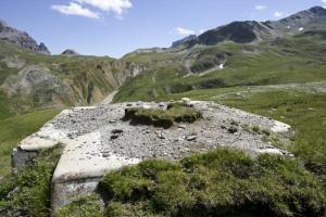 Ligne Maginot - VALLEE ETROITE - (Ouvrage d'infanterie) - Le bloc 2
Les dessus du bloc 2 avec au fond le col de la Vallée Etroite dont l’ouvrage interdit les débouchés