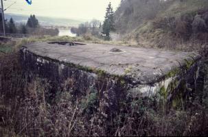 Ligne Maginot - B37 - ABBAYE 2 - (Cuve pour arme d'infanterie) - Vue extérieure du  bloc bétonné.
On remarque la voie ferrée, la route et le Doubs.