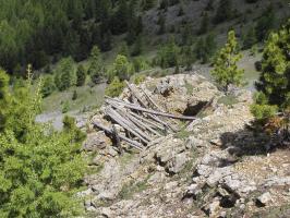 Ligne Maginot - COL FROMAGE - (Abri) - Cuve en pierres sèches recouverte de rondins battant le versant 'vallée du Guil'