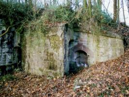 Ligne Maginot - OUVRAGE NEY-RAPP - (Position d'artillerie préparée) - Caserne
Entrée de l'abri de piquet droit renforcée par un masque bétonnée