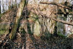 Ligne Maginot - OUVRAGE NEY-RAPP - (Position d'artillerie préparée) - Caserne
Entrée de l'abri de piquet gauche renforcée par un masque bétonné sur lequel est raccordée la tranchée couverte de la batterie