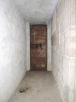 Ligne Maginot - I12 - (Abri) - L'entrée renforcée par un masque bétonnée
Une porte blindée de l'abri a été réutilisée