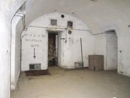 Ligne Maginot - I12 - (Abri) - Salle de troupe avec l'accès au couloir conservée
A gauche de l'entrée, la fosse donnant accès au puits