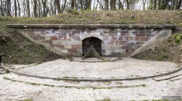 Ligne Maginot - FORT PETAIN  FRERE (172° RIF) - (PC de Sous-Secteur) - Une des quatre positions à affût pivot pour canon de 15 cm long 'Ringkanone' destiné à l'origine aux batteries côtières. Ses obus devenant inefficaces contre les navires, une centaine de ces pièces furent affectées aux fortifications terrestres. Cette pièce de 9,5 tonnes avait une portée de 8 km.