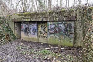 Ligne Maginot - DUCROT OUEST - (Casemate d'artillerie) - La casemate DUCROT Est est la seule à avoir conservée ses portes coulissantes 