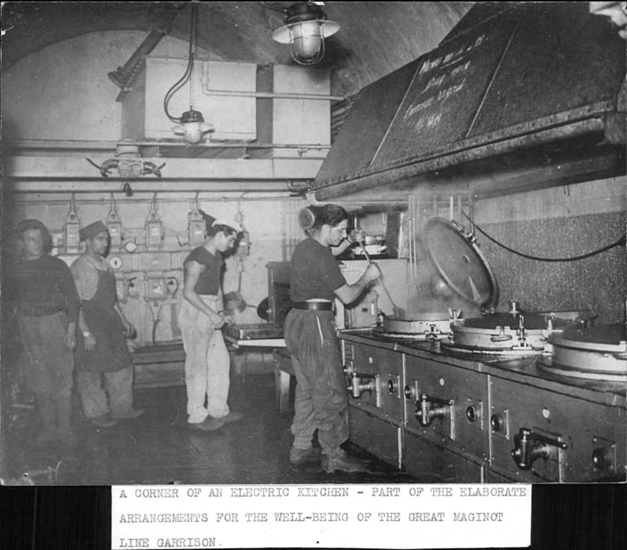 Ligne Maginot - MONT DES WELCHES - A21 - (Ouvrage d'artillerie) - La cuisine troupe de l'ouvrage
Photo destinée à la presse et publiée aux États Unis - Inconnu