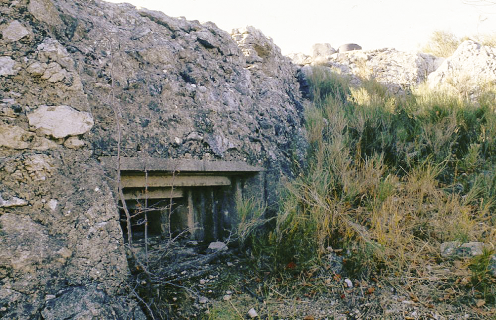 Ligne Maginot - PIERRE POINTUE - (Ouvrage d'infanterie) - Bloc 5
L'embrasure pour mitrailleuse. La cloche du bloc 3 est visible à l'arrière plan - LOVINY Alain