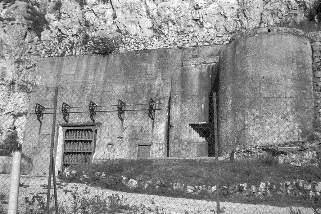 Ligne Maginot - SAINTE AGNES (SAG) - EO9 - (Ouvrage d'artillerie) - Bloc 1
Entrée de l'ouvrage début des années 60; l'antenne est encore présente. - Alain LOVINY