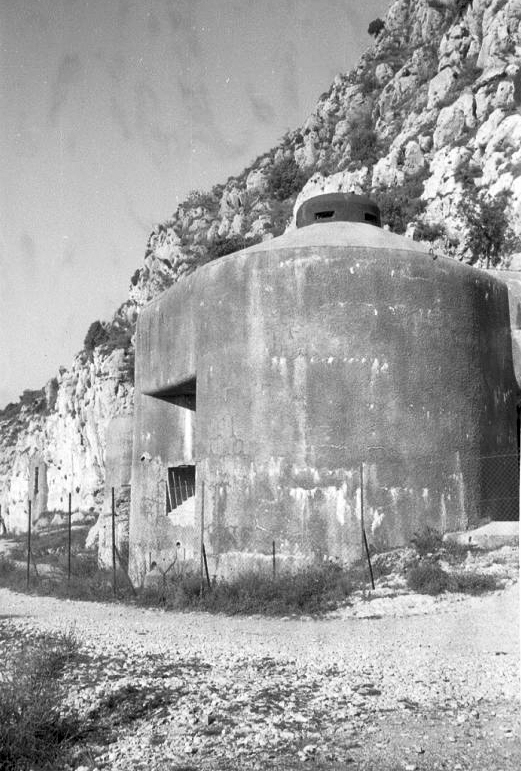 Ligne Maginot - SAINTE AGNES (SAG) - EO9 - (Ouvrage d'artillerie) - Bloc 2
Orillon ouest du bloc, avec le créneau orienté vers la route de Peille et la cime de Biancon. - Alain LOVINY