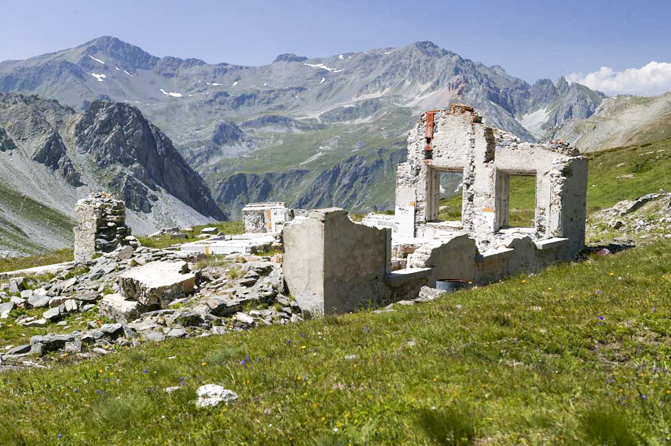 Ligne Maginot - FREJUS - (Casernement) - Ruine du baraquement infirmerie. Cette construction de 1935 a résisté à l'avalanche de fin d'année - ZEIG Marc