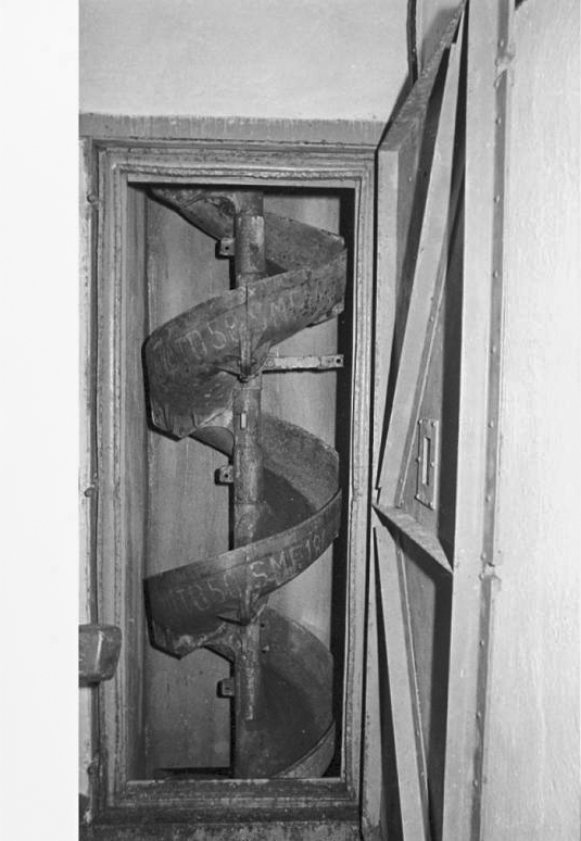 Ligne Maginot - MONTE GROSSO (MG) - E02 - (Ouvrage d'artillerie) - Bloc 6
Escalier
Toboggan d'évacuation des douilles de 135mm - Alain LOVINY