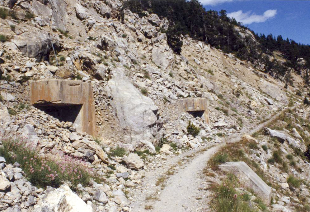 Ligne Maginot - Central téléphonique de la Seyte - Les deux entrées du central et du coté droit du chemin, la sortie des eaux usées - Pascal LAMBERT