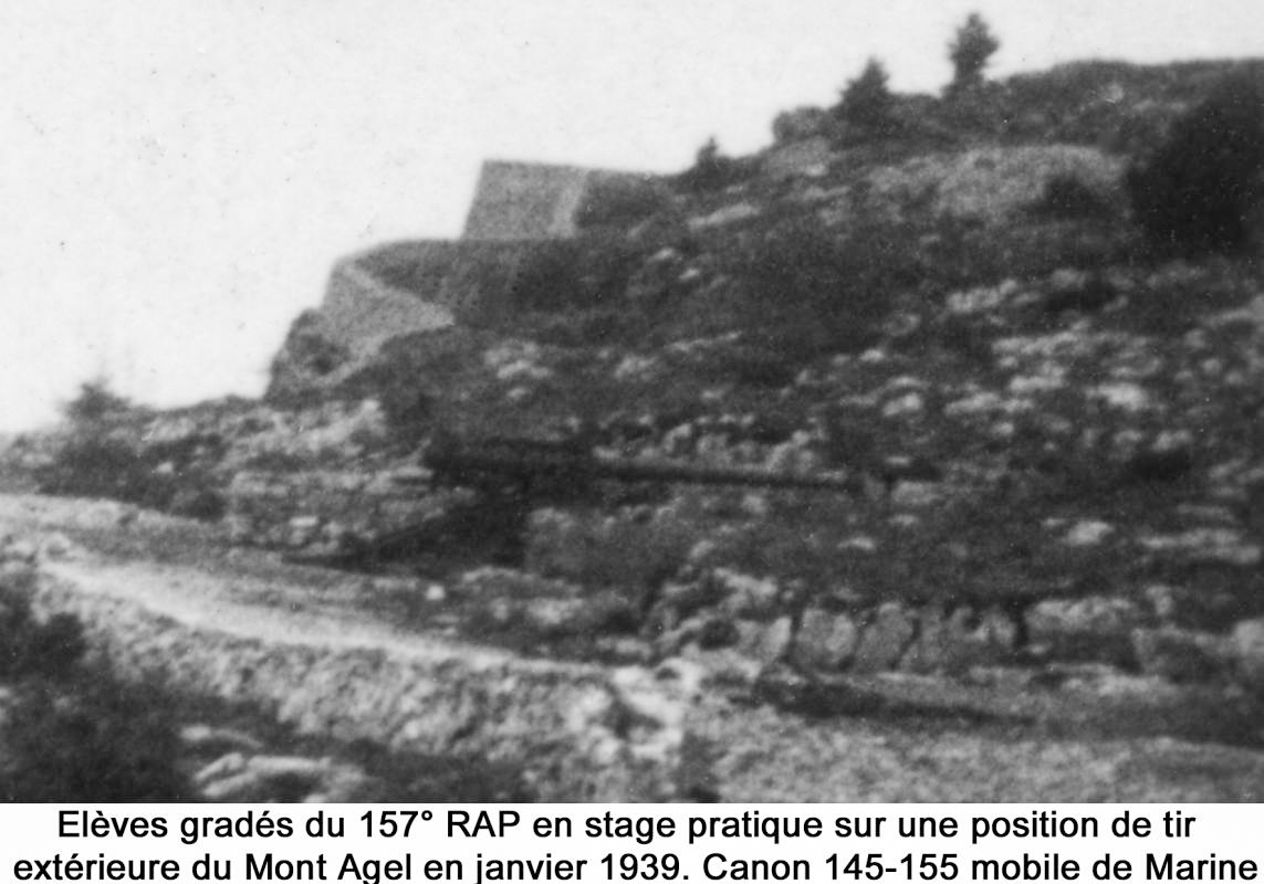 Ligne Maginot - Batterie de campagne du MONT AGEL (157e RAP) - Stage éléves gradés du 157° RAP janvier 1939.
Située sous l'embouchure du canon de 220L, on distingue nettement la silhouette du 145-155 mobile de Marine.
Agrandissement de la partie du document 68159. - Inconnu