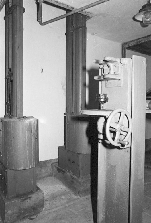 Ligne Maginot - MONTE GROSSO (MG) - E02 - (Ouvrage d'artillerie) - Bloc 4
Magasins à l'étage inférieur du bloc.
Départ des norias d'alimentation en munitions et appareillage pour visser la queue des roquettes de 81mm après 'réglage' - Alain LOVINY